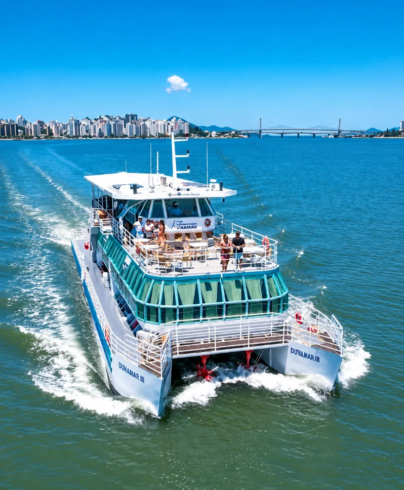 Mulheres a bordo de um catamarã, com o mar ao redor