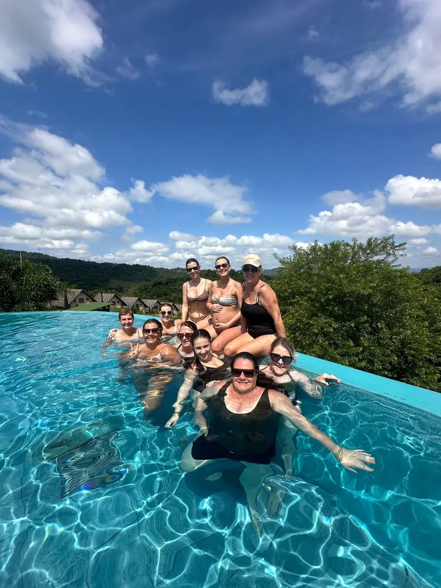 Donas dentro de uma piscina de borda infinita no Resort Ecoar, em Santa Catarina