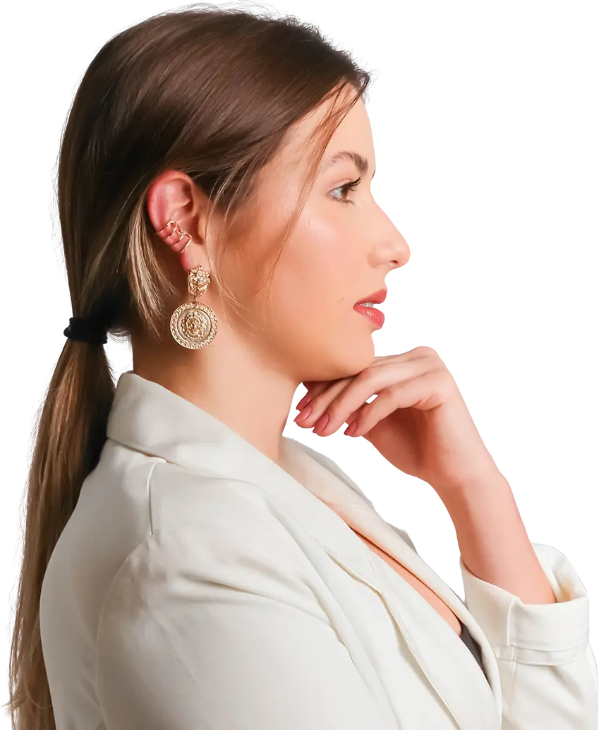 Retrato de perfil de Thai Dias, fundadora da Viajorfina, de blazer branco