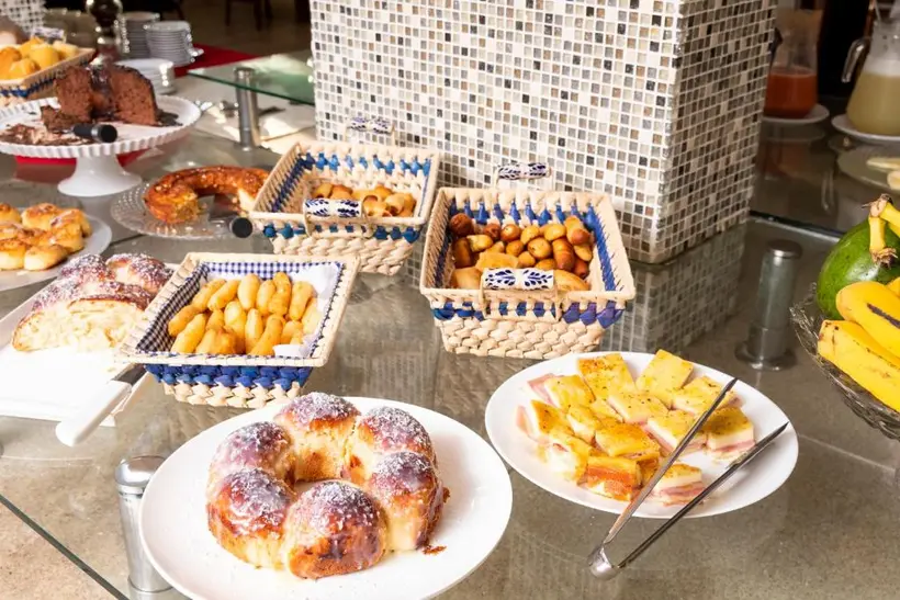 Café da manhã do hotel com pães, roscas e salgados