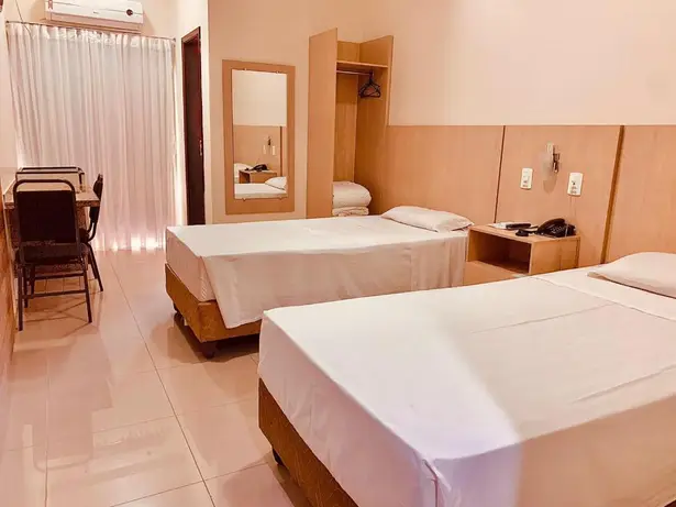 Quarto do hotel com duas camas de solteiro
