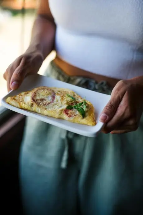 Prato com omelete servido no café da manhã da pousada