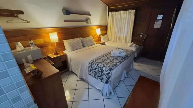 Quarto duplo da pousada com cama de casal e ar-condicionado