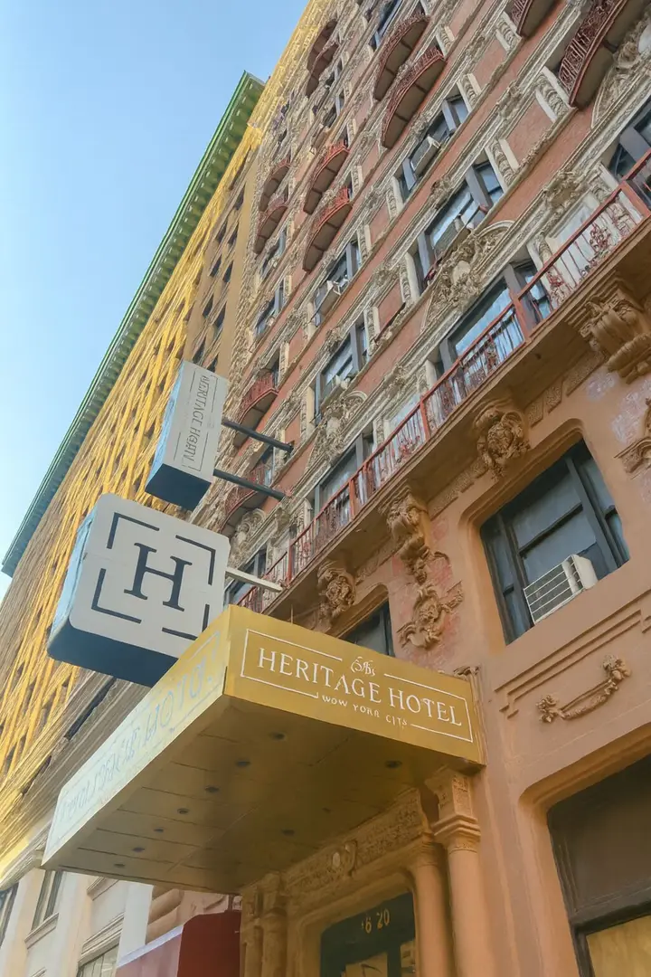 Fachada histórica do Heritage Hotel, com o letreiro dourado sobre a entrada