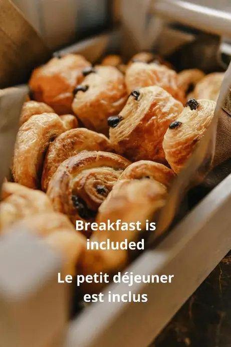Cesta de pains au chocolat do café da manhã do hotel, com o aviso de que o café da manhã está incluído